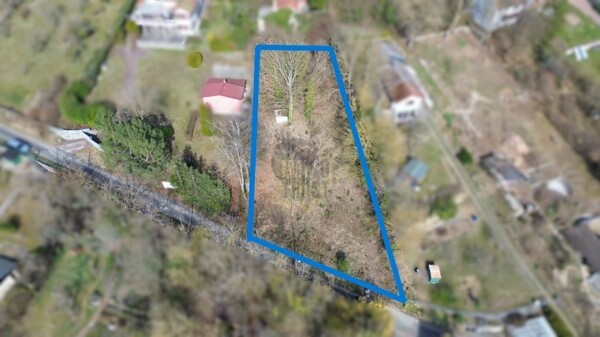 Grundstück von der Straße aus 