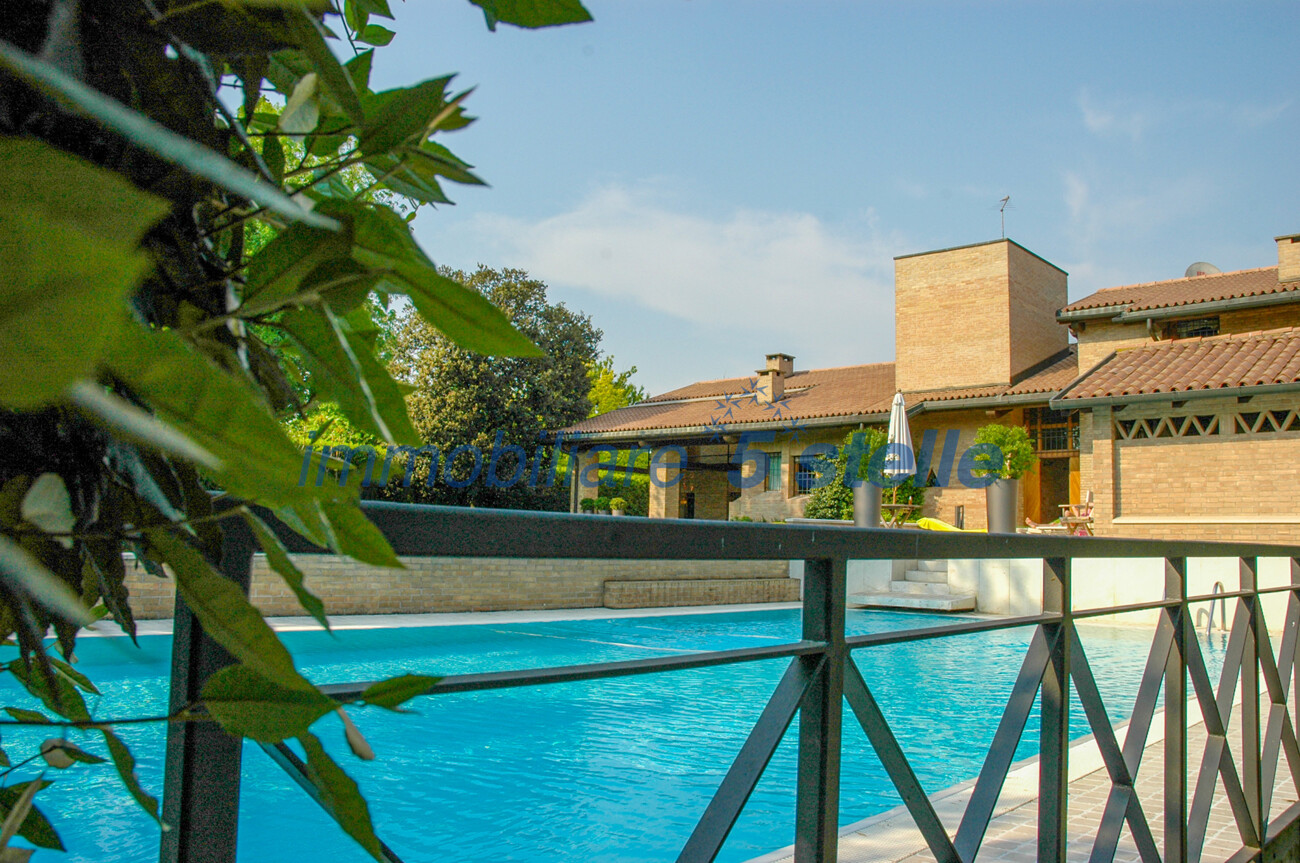Esterno piscina copia