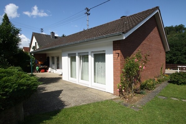 Rückansicht mit Terrasse