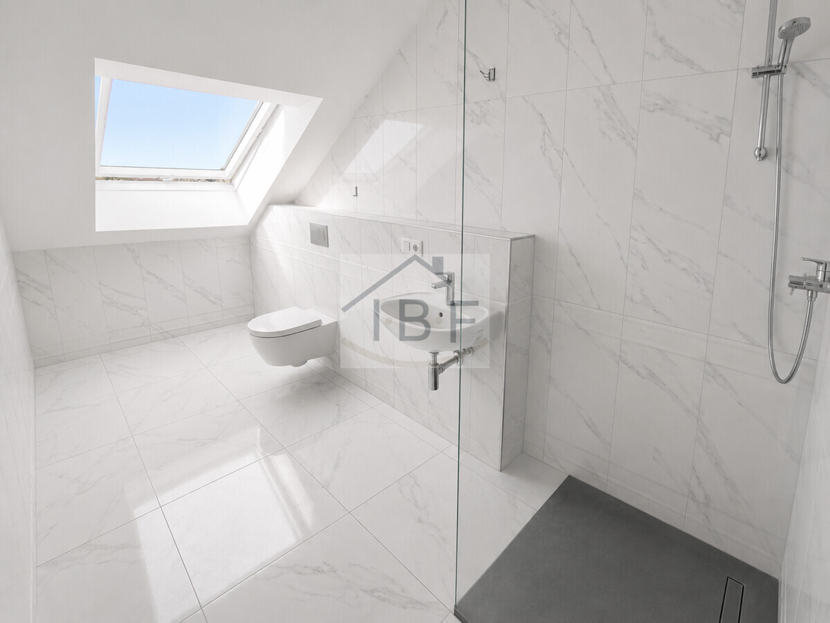 Moderne Dachgeschosswohnung in guter Lage - Photo 1