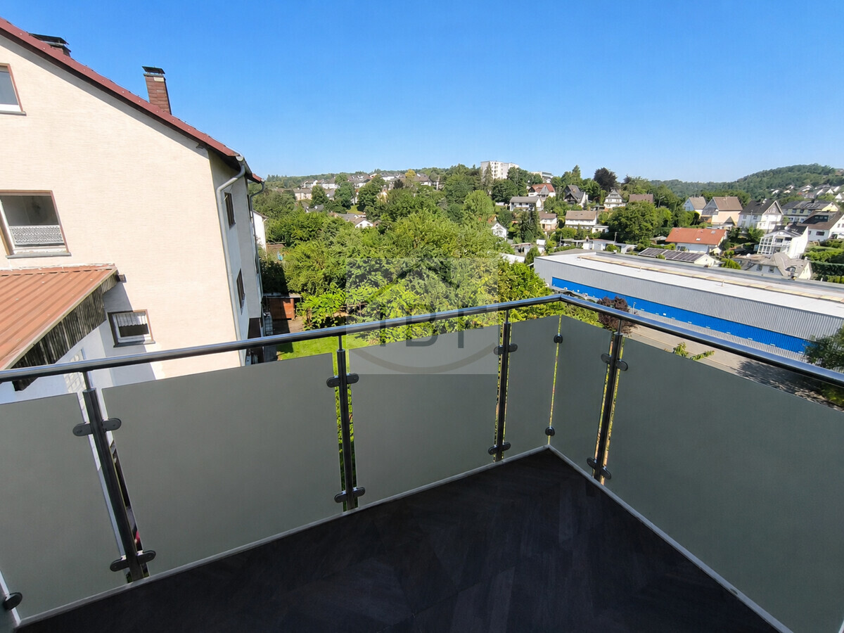 Moderne Dachgeschosswohnung in guter Lage - Photo 2