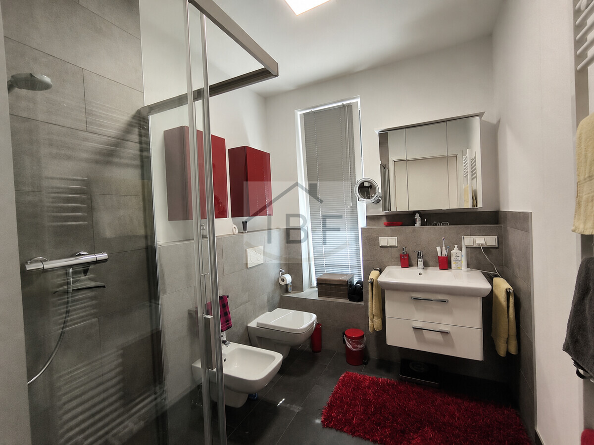 Zentral gelegene, vollmöblierte 2 Zimmer Wohnung mit Terrasse - Photo 4