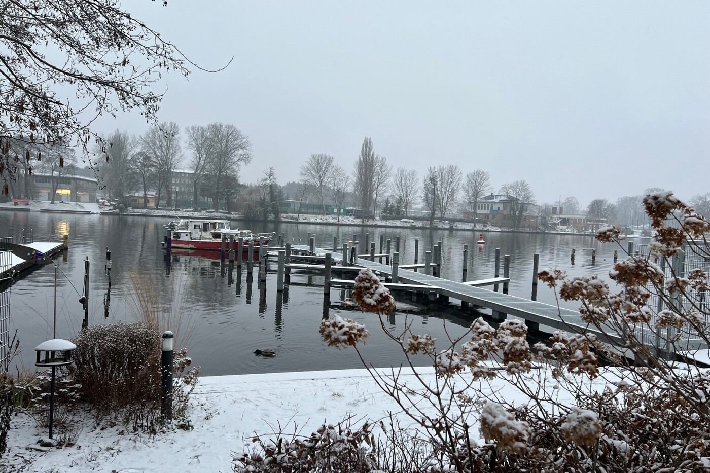 Winterliche Stille an der Spree