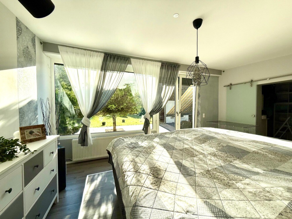Elternschlafzimmer mit Blick in den Garten