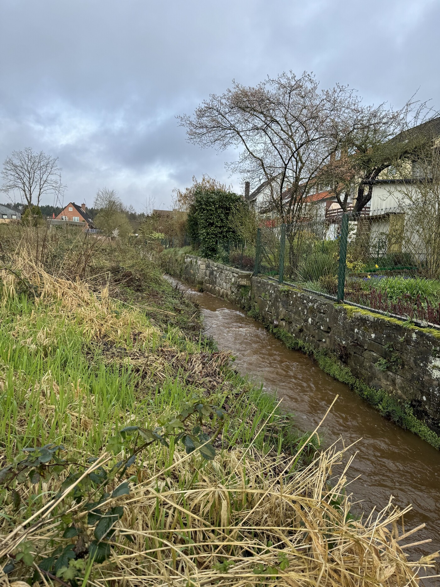 am Bachlauf gelegen