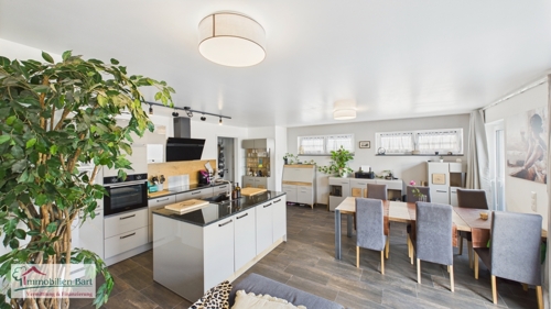 offener Wohn-/Essbereich mit Küche