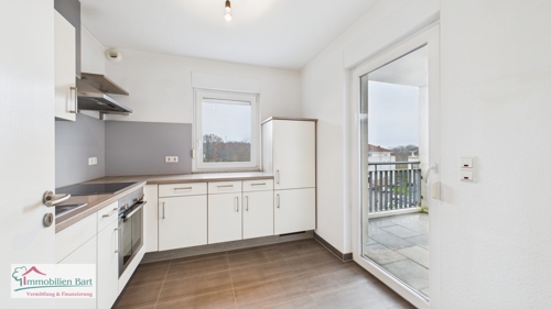 Küche mit Ausgang zum Balkon