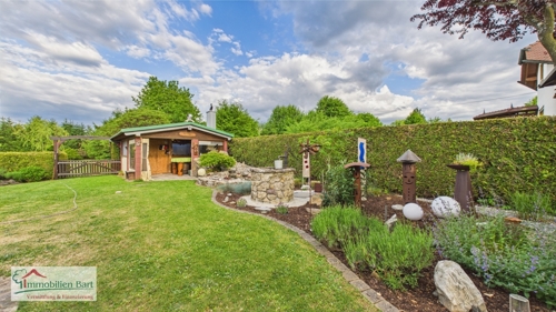 Gartenhaus, Zisterne, künstl. Bachlauf