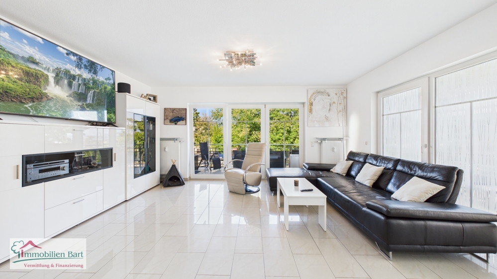 Wohnbereich mit 2 Ausgängen zum großen Balkon