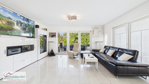 Wohnbereich mit 2 Ausgängen zum großen Balkon