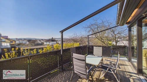 sonniger Balkon mit Blick auf die Luxemburgischen Weinberge