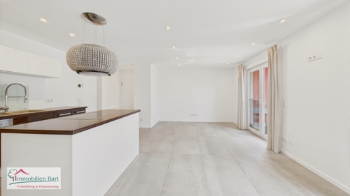 offener Wohn-/Essbereich mit Küche und Zugang zum Balkon
