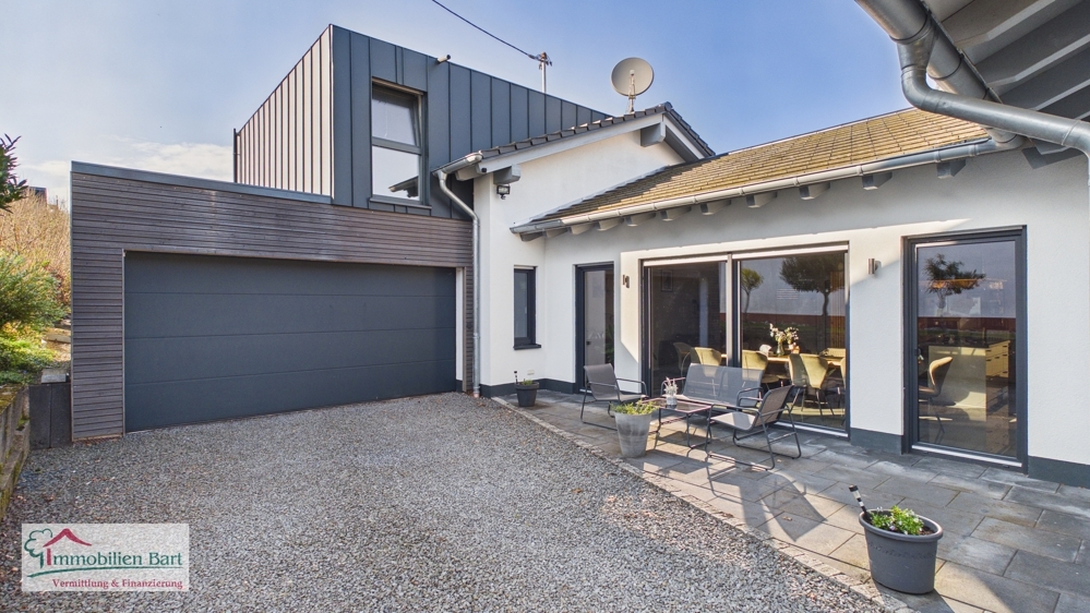 Terrasse neben dem Haus