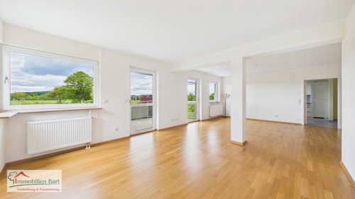 Wohnzimmer mit Zugang zum Balkon