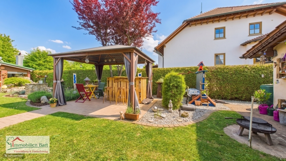 Garten mit Pavillon