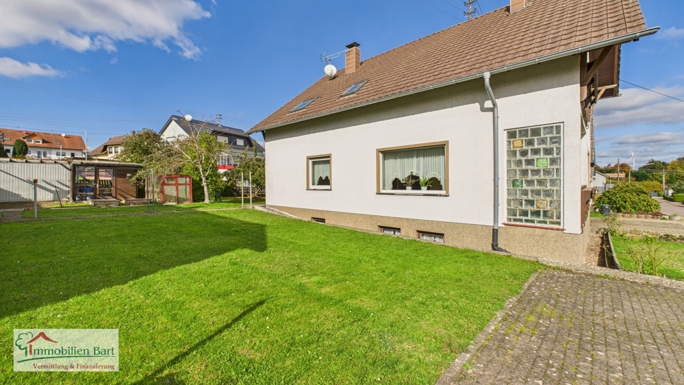 Seitenansicht mit Garten