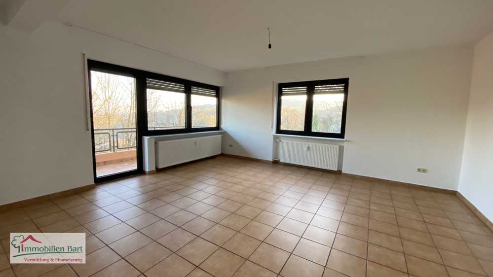 Wohn- u. Esszimmer mit Zugang zum Balkon