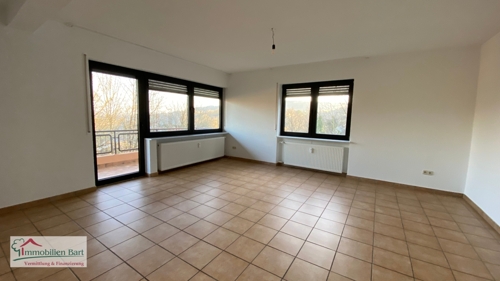 Wohn- u. Esszimmer mit Zugang zum Balkon