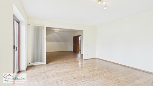 Wohnzimmer mit Zugang zum Balkon 