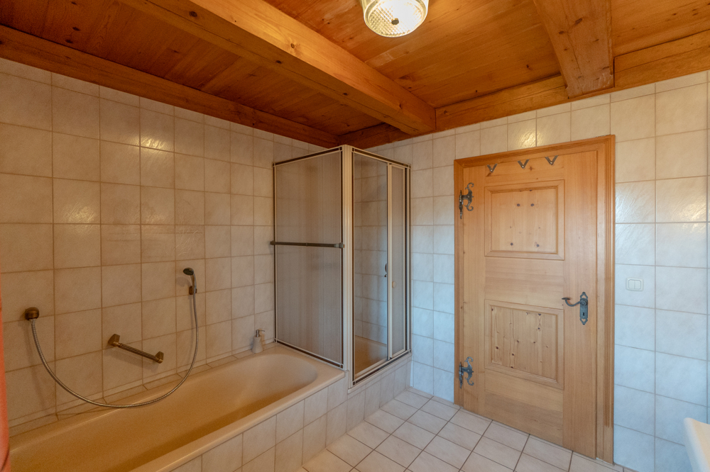 mit Dusche und Wanne