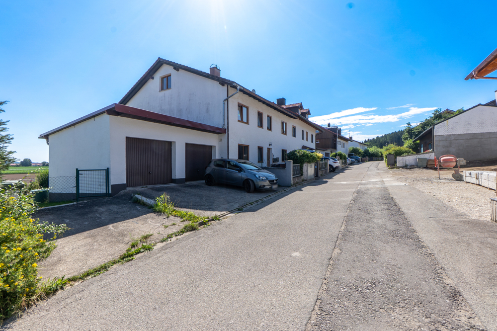 und einem Stellplatz