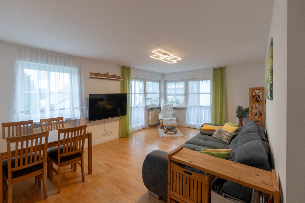 lichtdurchflutetes Wohnzimmer