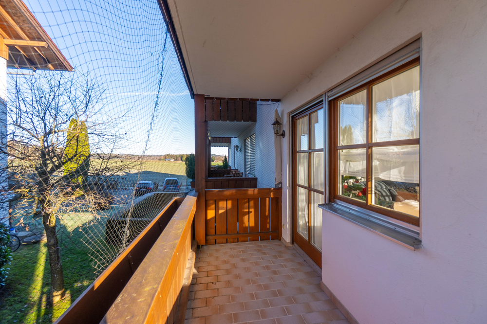 mit zweiseitigem Balkonzugang