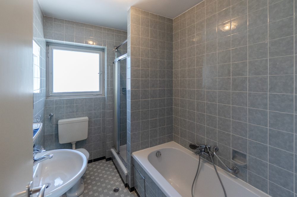 Bad mit Dusche und Wanne