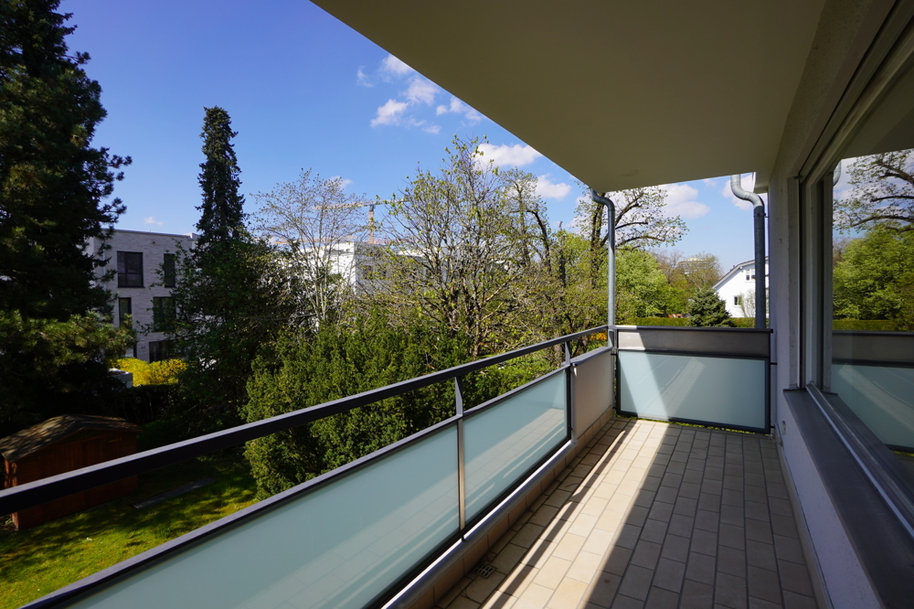 mit Balkon