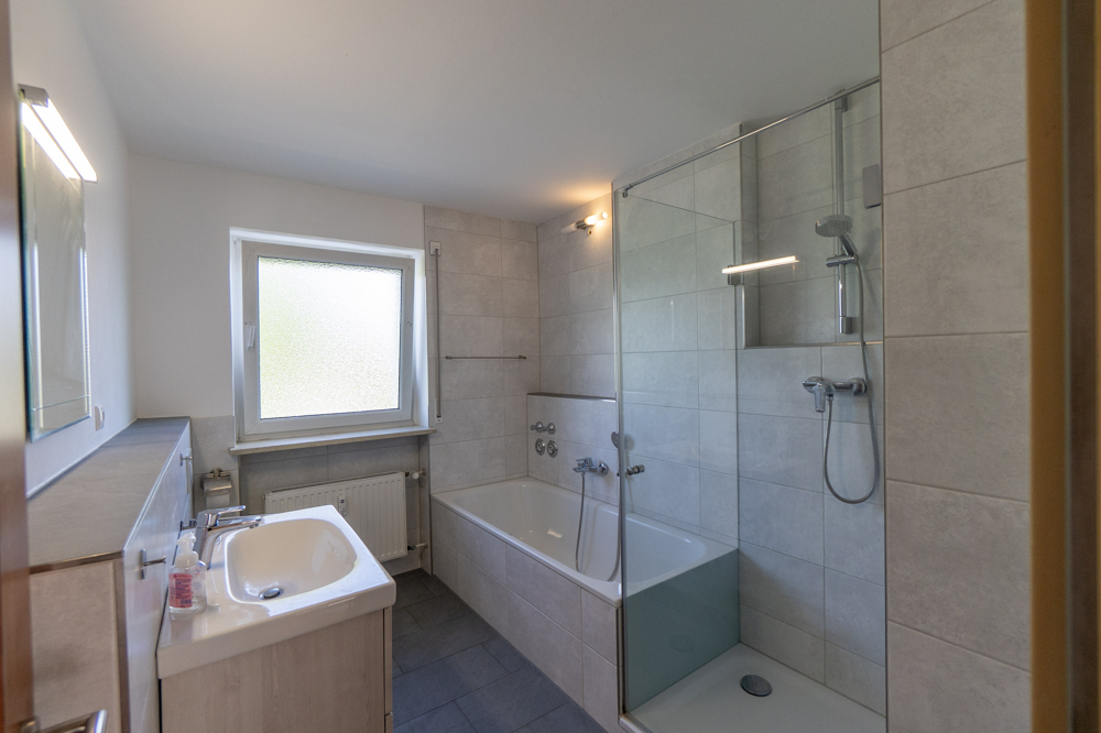 Bad mit Dusche und Wanne
