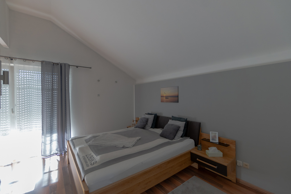 Schlafzimmer mit Balkonzugang