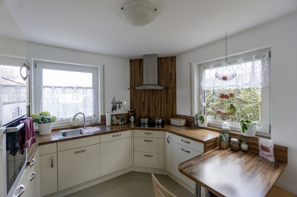 neuwertige, moderne Einbauküche