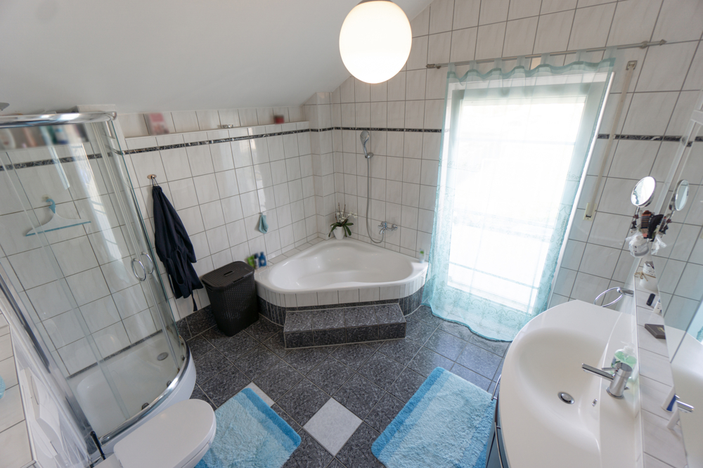 Badezimmer mit Wanne und Dusche