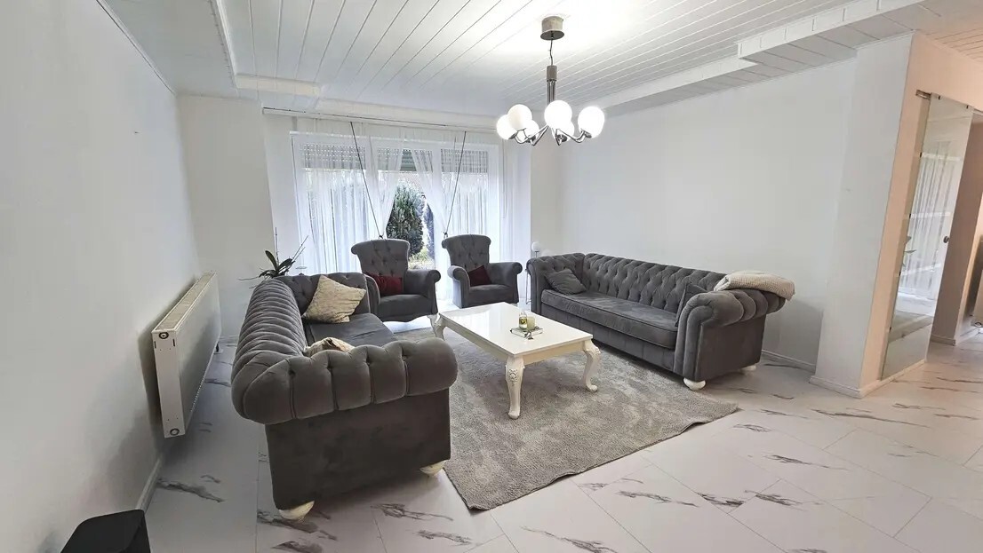 dc8bb44f-2ba7-4cd2-a37b-c264210e1d43-1958840012