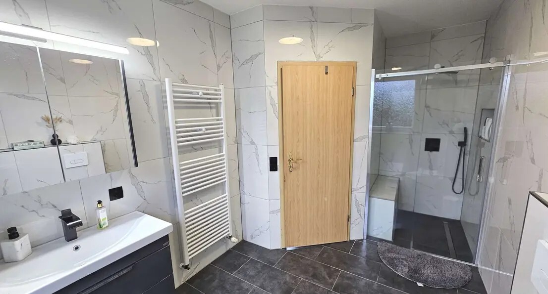 0955e7b4-46f4-4295-90d7-85bba92709fa-1958839947