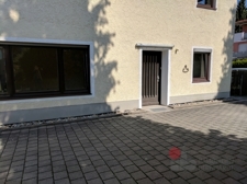 Eingang und Fensterfront