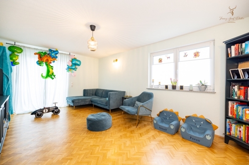 Wohnzimmer mit vielen Fenstern