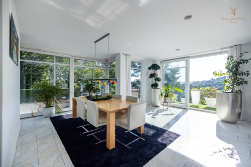 Esszimmer mit Gartenzugang