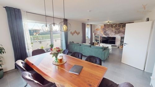 sonniges Esszimmer mit Wohnzimmer