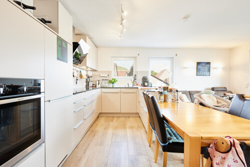 XXL-Küche mit Steinarbeitsplatte