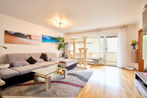 großer Wohnbereich mit Parkettboden