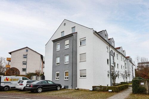 Hausansicht + Stellplatz im Freien