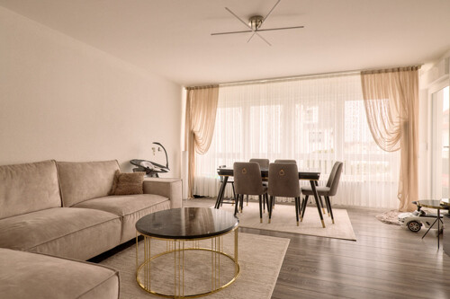 Blick ins Wohnzimmer 