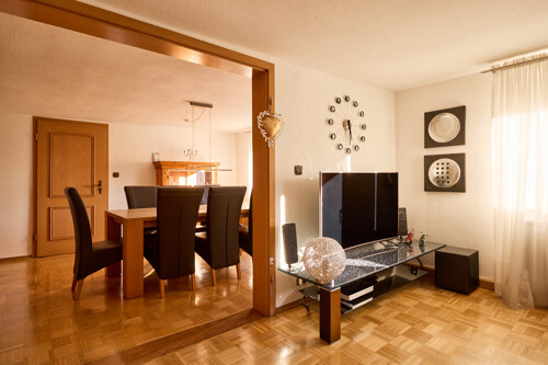 Wohnzimmer mit Blick in Richtung Esszimmer im Obergeschoss