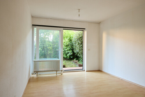 Wohnbereich mit bodentiefen Fenstern