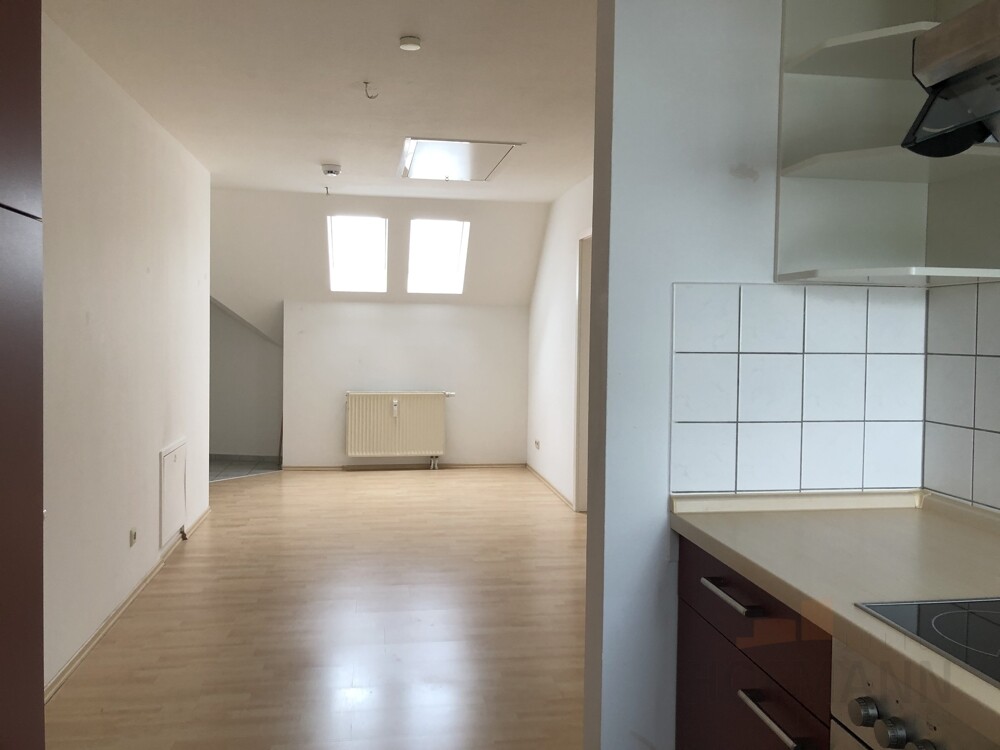 Dachatelierwohnung mit Einbauküche + Tiefgaragenstellplatz neu zu vermieten, zw. Erlangen + Nürnberg - Foto 3