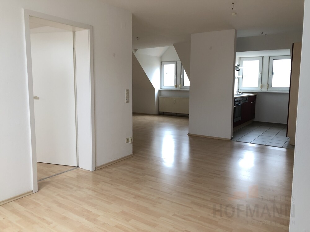 Dachatelierwohnung mit Einbauküche + Tiefgaragenstellplatz neu zu vermieten, zw. Erlangen + Nürnberg - Foto 2