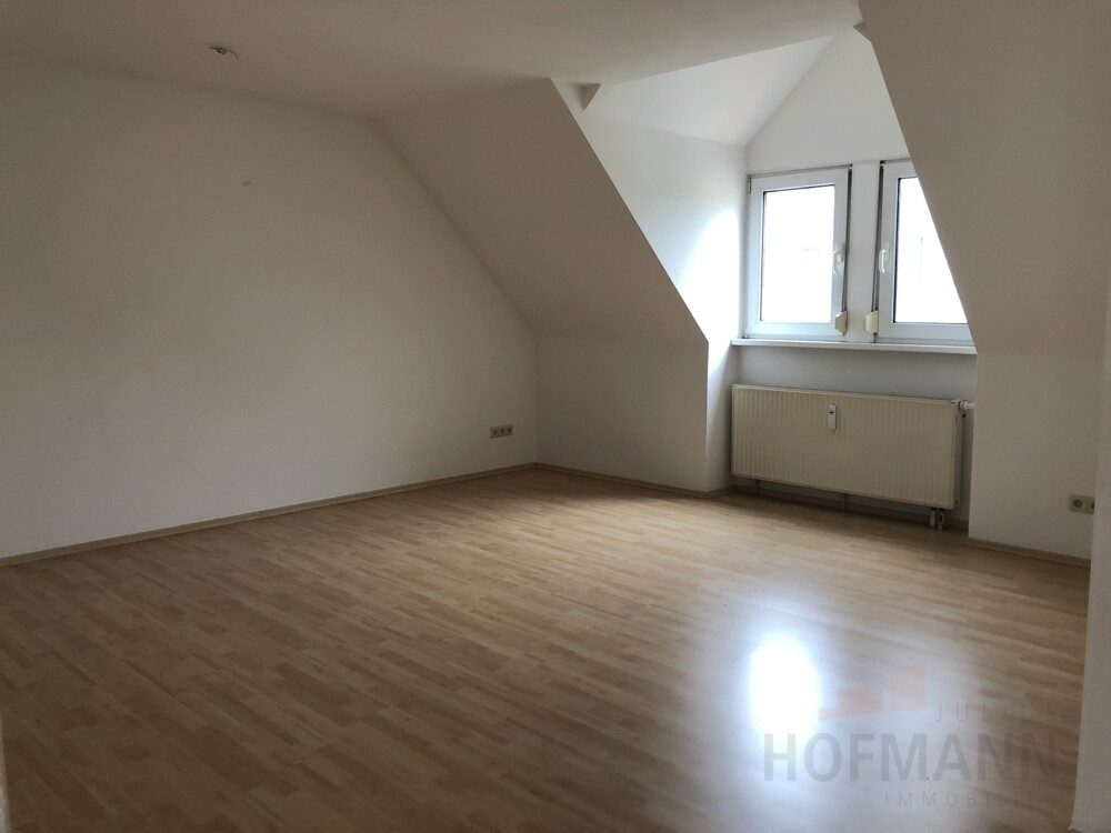 Dachatelierwohnung mit Einbauküche + Tiefgaragenstellplatz neu zu vermieten, zw. Erlangen + Nürnberg - Foto 1