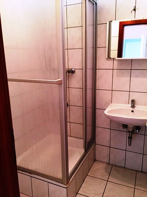 2-Zimmer Wohnung " am Klingenbrunn ", zentrale Lage 2.OG, mit Einbauküche, ideal für 1-2 Personen. - Photo 4