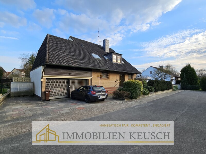 Vorderansicht mit Doppelgarage